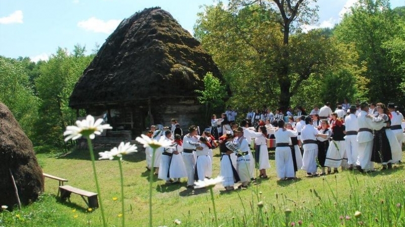 Ieșitul la jocul satului și pregătirea zestrei 