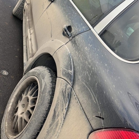 Acte de vandalism la Câmpia Turzii. Peste 10 autoturisme zgâriate intenționat cu un obiect metalic! FOTO