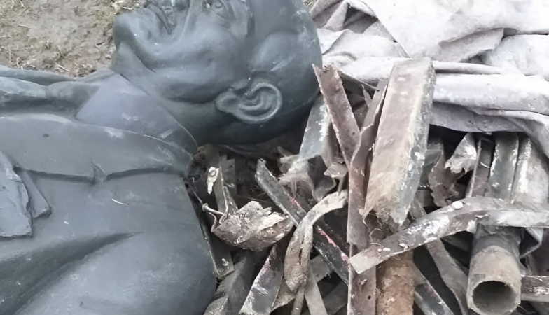 Perna din bare metalice pentru creștetul din bronz al Simbolului Iuliu Maniu