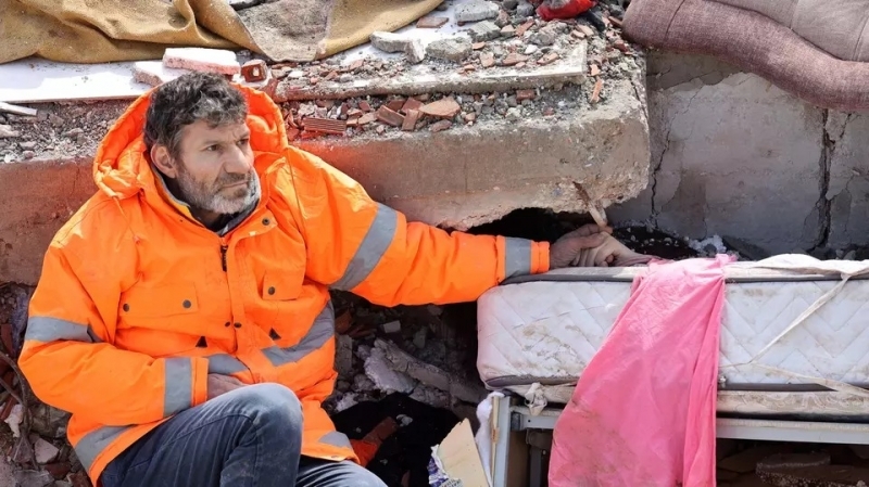 Ultimele date arată că numărul morților după puternic cutremur care a avut loc în Turcia luni a depășit 7800. În Turcia, 5894 de persoane și-au pierdut viața, în timp ce în Siria sunt 1932 de morți