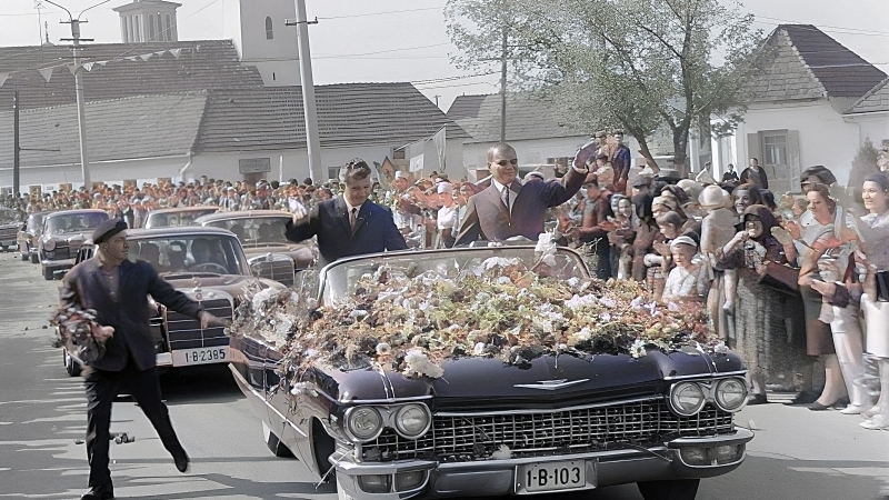 30 august 1968 Nicolae Ceauşescu şi Gheorghe Apostol în vizită la Câmpia Turzii CÂMPIA TURZII. Un cetăţean a dat un bilet sau o scrisoare lui Nicolae Ceauşescu…