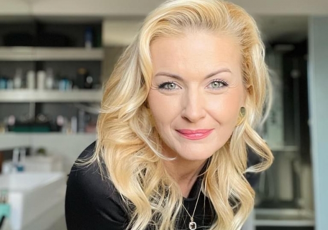 Elwira PETRE: -Când aveam 20 de ani credeam că un om de 50 de ani este bătrân. Credeam ca la primul rid apărut o să fug la esteticieni imediat. Dar nu a fost așa!