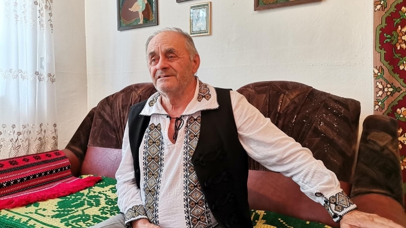 „Diacu’ din Cean”, așa cum îl știu oamenii pe Ananie Hădărean din Ceanu Mare, are 80 de ani și, în duminici și sărbători, e nelipsit de la biserică. 