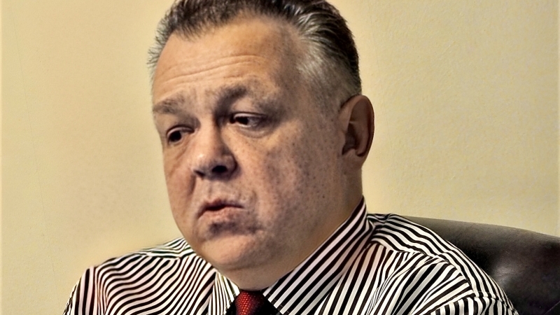 Scriitorul Dan Marius Drăgan se luptă, cu toată ființa sa, cu o maladie grea, într-un salon de spital, fără putința de a fi vizitat, doar soția sa, Claudia, având acces la el, în câteva rânduri