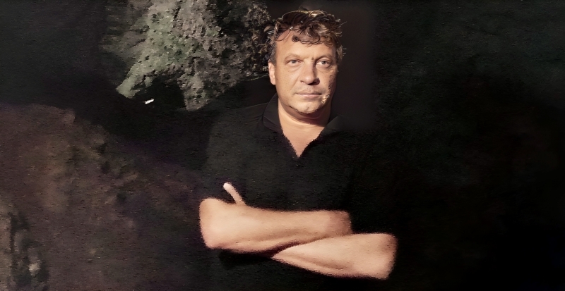 Luna e departe, eu o simt, din amintire, și văd, de parcă aș vedea cu Luna, orbirile acestor timpuri