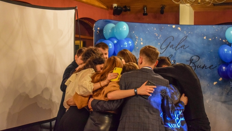 Cu mare emoție, anunțăm apropierea de final a proiectului „Centrul de Fapte Bune”. A fost o călătorie extraordinară, plină de învățare și descoperire, iar acum este momentul să împărtășim cu voi rezultatele noastre remarcabile