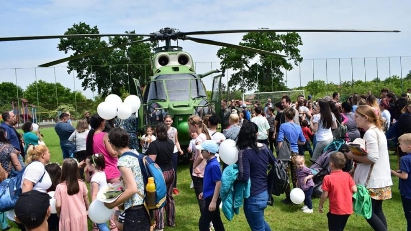 De Ziua Copilului, militarii din Baza 71 Aeriană au participat la activitățile organizate pentru cei mici la Jucu și la Turda, prin implicarea celor două primării